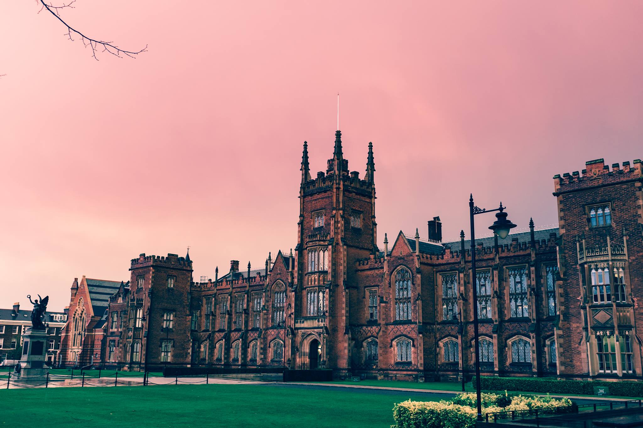 جامعة كوينز بلفاست – Queen’s University Belfast